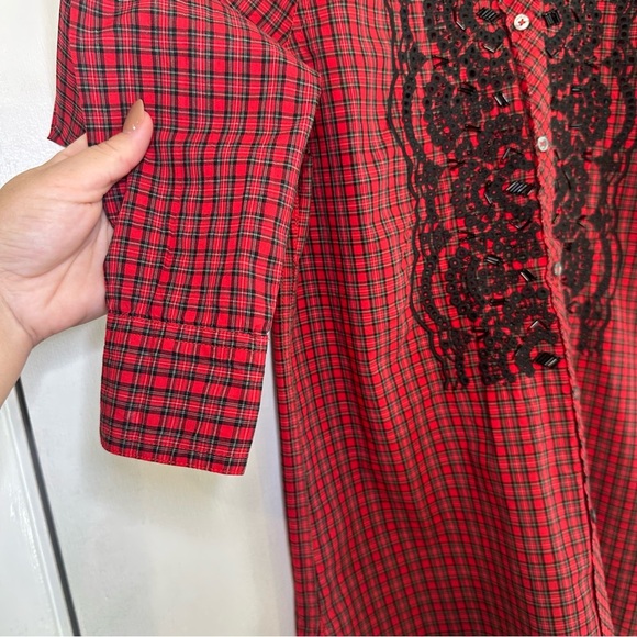 J. Crew Women's Boy Shirt. Embroidered Plaid. Size: 0.
Button Down Blouse. Red. - Picture 3 of 6